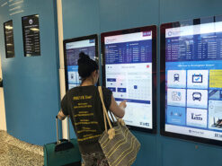 Tekniklagret pekskärm PCAP Dual OS Windows och Android airport