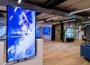 Digital skylt skyltfönster Clevertouch Tekniklagret